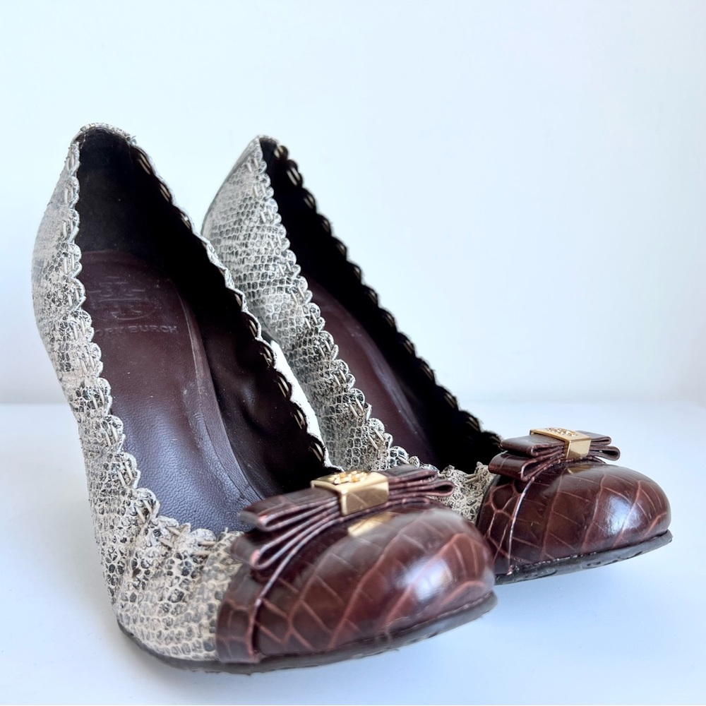 8 TORY BURCH Pumps Snake Skin Print Cap Toe Elastic Trim Career Shoe